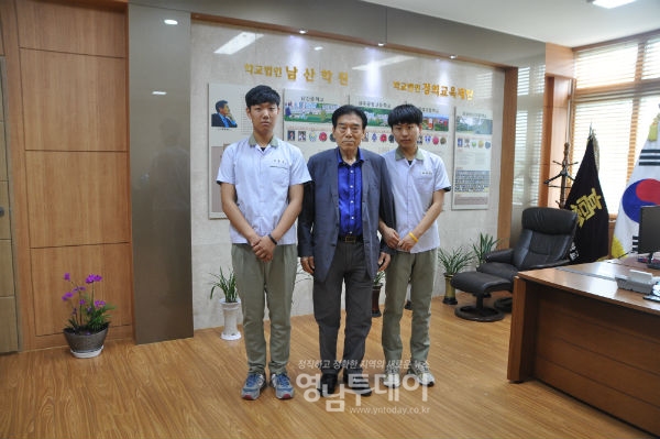 (사진 좌측부터) 김용휘 학생, 권희태 교장선생, 채정성 학생