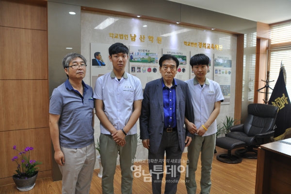 (사진 좌측부터) 최원규 취업부장 선생, 김용휘 학생, 권희태 교장선생, 채정성 학생