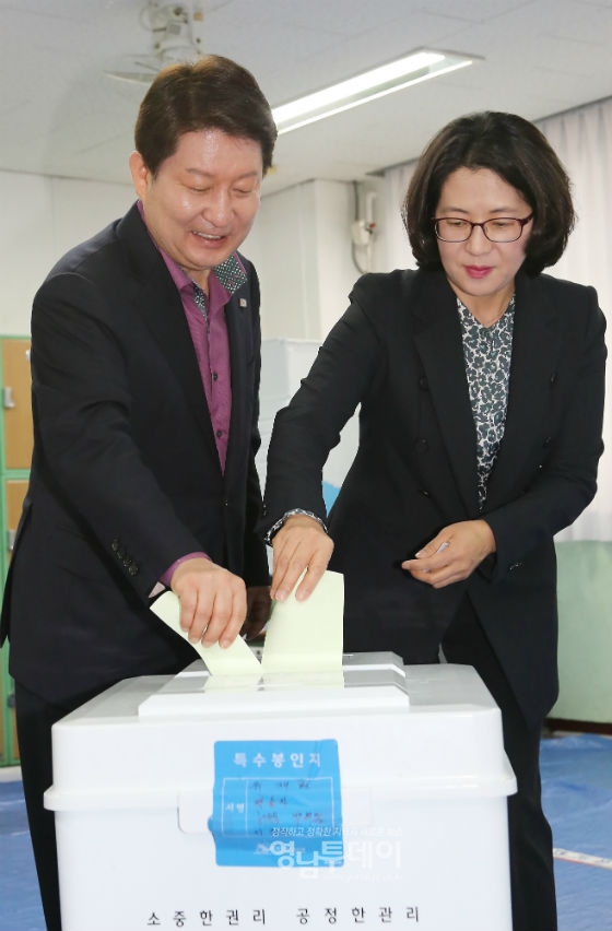 권영진 대구시장, 이정원 여사 투표 모습