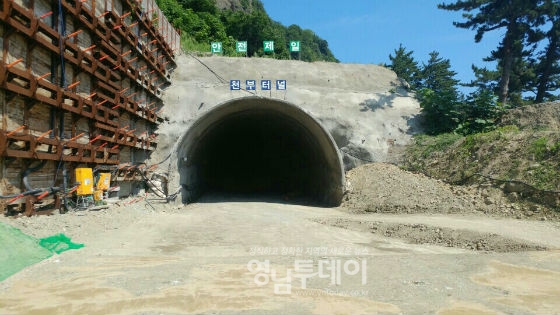관통된 울릉일주도로 터널