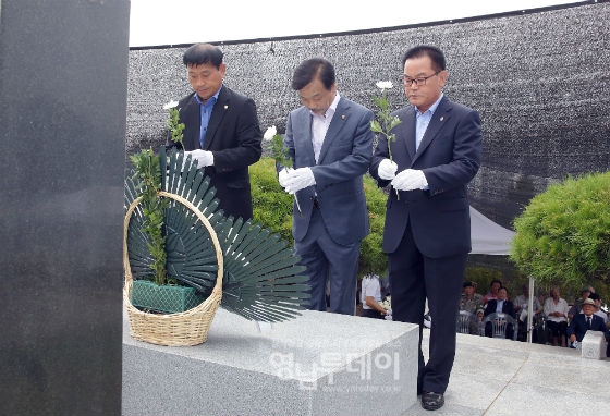광복 71주년 기념 독립유공자 기념비 헌화