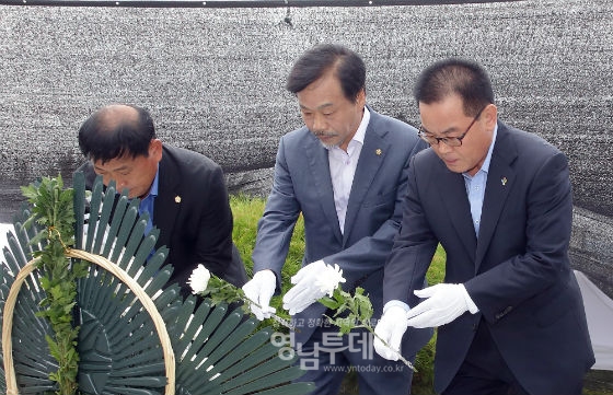 광복 71주년 기념 독립유공자 기념비 헌화