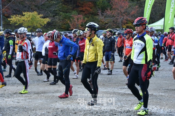 산림청장배 전국산악자전거대회 참가자들이 몸푸는 모습