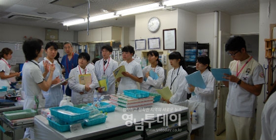 고베아사히병원 간호사실 회의 참석 (오른쪽 첫번째 김영진 학생, 뒤쪽 파란색 상의 김수량 원장)