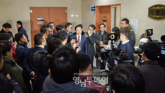 이철우 의원이 경북도지사 출마선언을 하고 기자들에게 답변하고 있다.