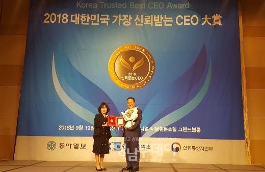 김영만 군위군수 대한민국 가장 신뢰받는 CEO대상 2년 연속 수상