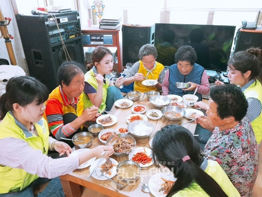 호산대 학생들이 봉사활동 후 마을 어르신들과 식사를 하고 있다.