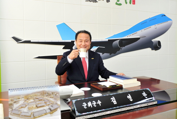 12일 김영만 군위군수는 집무실에서 평상 시 사용하는 머그잔을 이용하는 사진을 SNS에 인증하며 “플라스틱 프리 챌린지”에 동참했다.