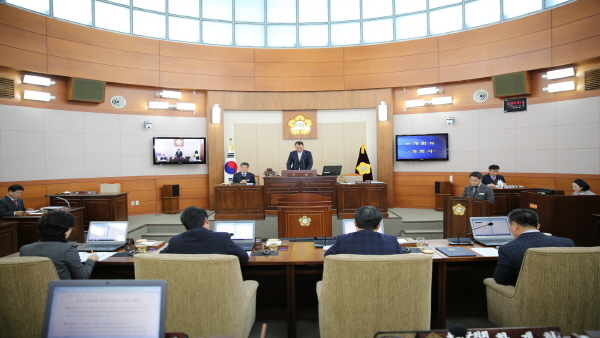 봉화군의회는 지난 18일 새해 첫 임시회를 개최했다.