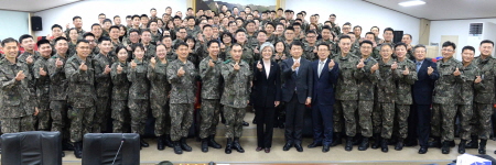 강경화 외교부 장관, 육군 제17보병사단 위문 방문