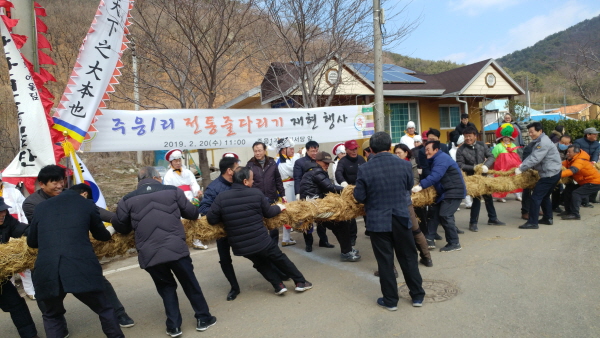영덕군 달산면 주응1리에서 지난 20일 민족 고유의 놀이인 줄다리기 재현 행사가 열렸다.