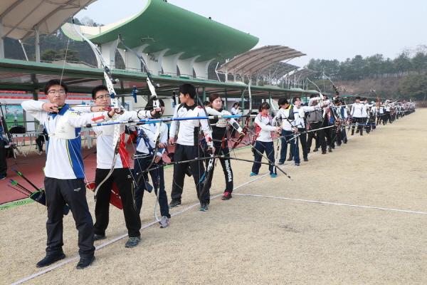 일본 양궁선수단이 지난 5일부터 오는 12일까지 예천을 방문해 예천진호국제양궁장에서 전지훈련을 실시하고 있다.