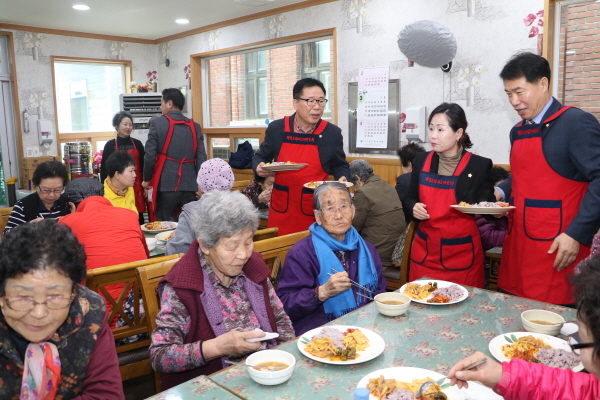청도군의회는 6일 대성교회 경로식당 무료급식소에서 100여 명의 어르신들께 점심식사 봉사활동을 펼쳤다.