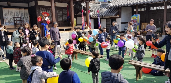 조선시대 역사문화재현테마공원인 군위군 사라온이야기마을에서 봄철을 맞이해 이색 프로젝트 체험인 ‘낮도깨비들의 보물잔치’ 프로그램을 운영한다.