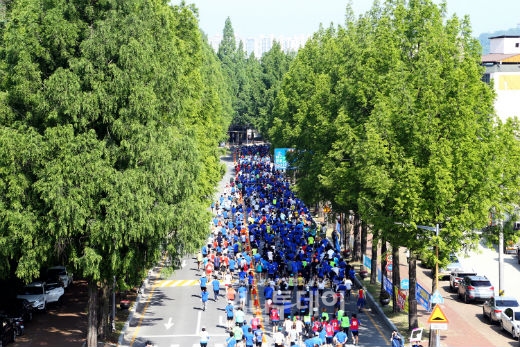 「2019 안동마라톤 대회」개최 (안동시민운동장을 빠져나가는 마라토너들)