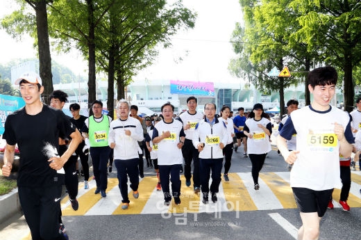 「2019 안동마라톤 대회」개최 (마라톤대회에 참여한 권엥서 안동시장_가운데 흰색상의)