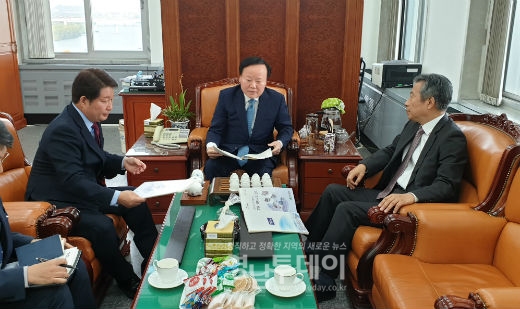 권영진 대구시장이 김재원 국회예결위원장과 정종섭 자유한국당 간사 방문하고 있다.