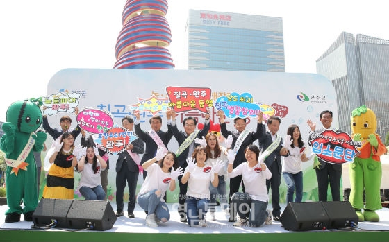지난해 5월 칠곡군과 완주군이 공동으로 개최한 서울 청계광장 ‘농·특산물 직거래장터’ 모습
