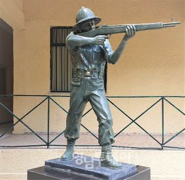 칠곡군이 에티오피아 수도인 아디스아바바에 위치한 한국전 참전용사회관에 건립한 참전용사 동상