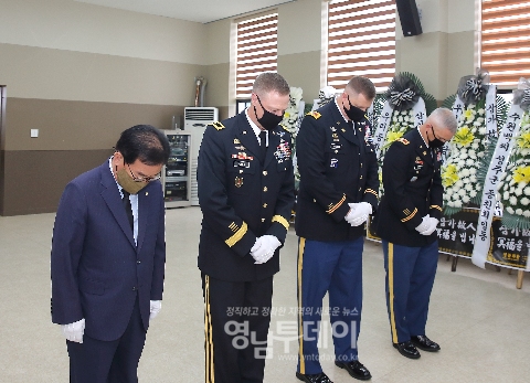 美19지원사령관, 왜관지구 전적기념관에 마련된 故 백선엽 장군 분향소 헌화
