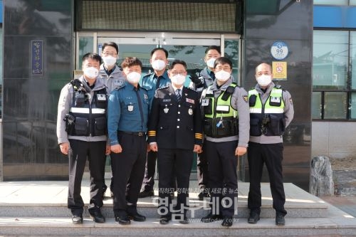 ▲ 안문기 상주경찰서장이 치안현장 방문하여 직원들과 기념사진을 찍고 있다.
