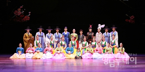 아리예술단 - 한국전통창작춤극 [연이] -단체사진