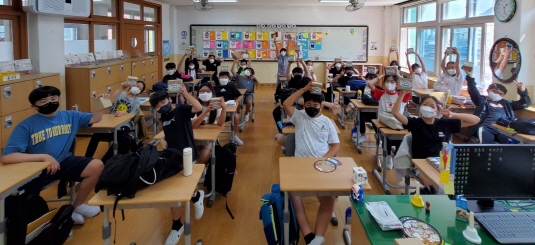 오미자 고추장 만들기 체험을 하는 구미 형일초등학교 5학년 학생들