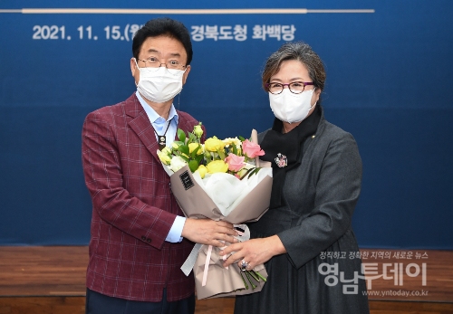이철우 도지사가 장미향 경북지역회의 부의장 취임 축하 꽃다발을 전달하고 있다.