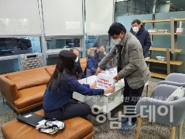 박한배위원장이 국회사무처직원에게 서명부를 전달하고있다