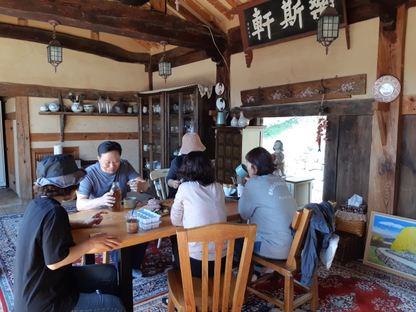 '농촌에서 살아보기’ 프로그램을 통해 경북 영덕군 인량리에 자리잡고 있는 고택에 들러 선배 귀촌인의 경험담을 듣고 있다.
