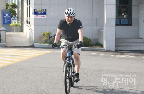 자전거로 출퇴근 하는 김재욱 칠곡군수