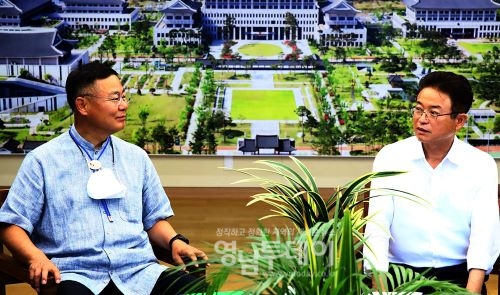 김재욱 칠곡군수가 경북도를 방문하여 이철우 지사를 만나 지역현안에 대하여 논의하고 있다.