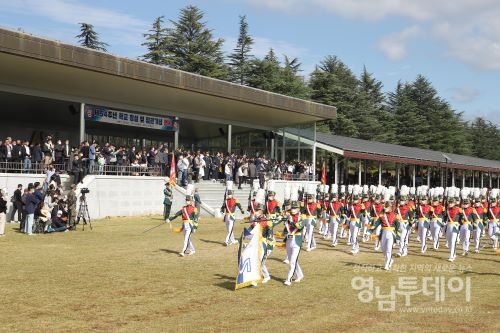 10월 14일 진행된 육군3사관학교 창설 제54주년 기념행사를 맞아 사관생도들이 분열 간 내빈들을 향해 절도있는 모습으로 예의를 표하고 있다.