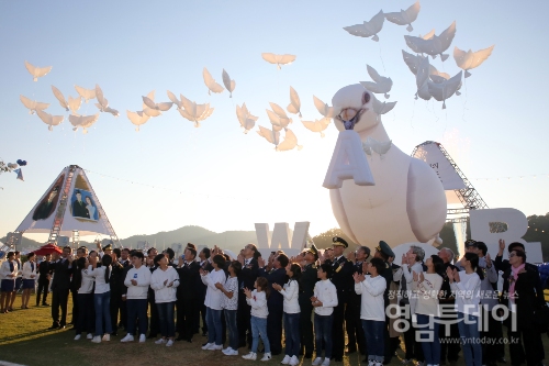 2018년 10월에 열린 낙동강세계평화 문화대축전과 낙동강지구 전투전승행사 통합개막식 장면