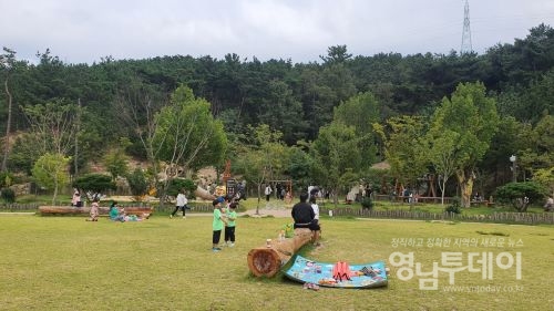 포항시 민간정원 숲마을 정원(실외정원에서 여가를 즐기고 있는 시민들)