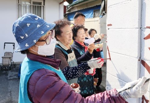 김재욱 칠곡군수는 할머니와 함께 벽화를 그려 삭막하던 마을 담벼락을 감성 충만한 꽃밭으로 변화시키며 원도심 활성화에 힘을 보탰다.