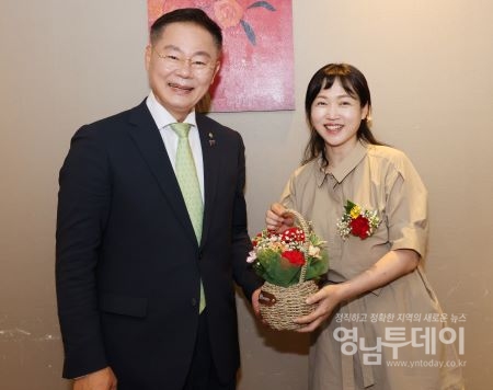 김재욱 칠곡군수는 스승의 날을 맞아 선생님들의 모임에서 회장을 맡은 장혜원 씨에게 할머니들이 마련한 카네이션과 꽃바구니를 전달했다.