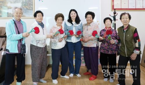 칠곡군 가산면 학산1리에서 성인문해 교육을 담당하고 있는 김도현 씨가 스승의 날을 맞아 할머니들이 직접 만든 카네이션을 전달받고 있다.