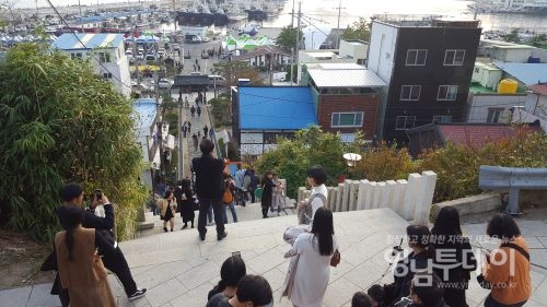 동백꽃 필 무렵’ 속 배경 장소인 구룡포 일본인 가옥 거리 중앙계단.