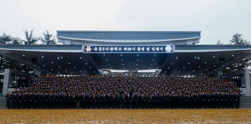 ▲ ​육군3사관학교 제59기 졸업 및 임관식(3사교 59기 한덕수 총리와 단체사진 촬영을 하고 있다.​